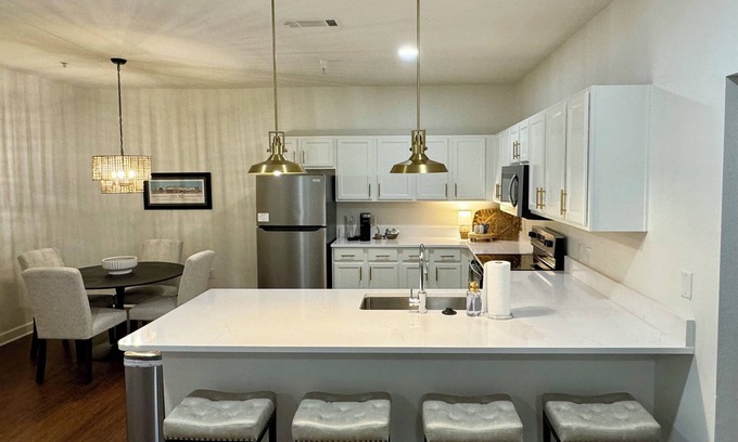 Oxford Copropriété | Newly Renovated Condo at The Bluffs West! Walk to campus, pool, and gym access.