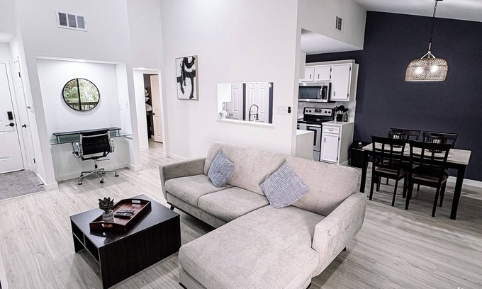 Waters Park Copropriété | Newly Renovated Condo - Deck, Pet-Friendly, WFH