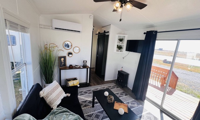 Fidelity Cabine | NEWLY renovated cottage located right off I-49 in Archie, MO.