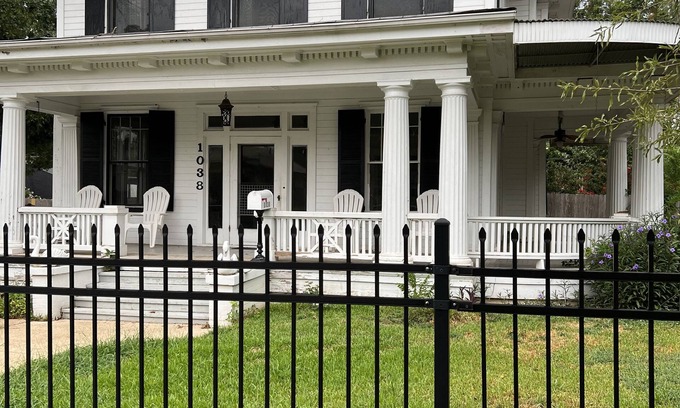 Highland Historic District Maison | Newly Renovated, Historic Home, Many Amenities, Spacious, with Loads of Charm!!
