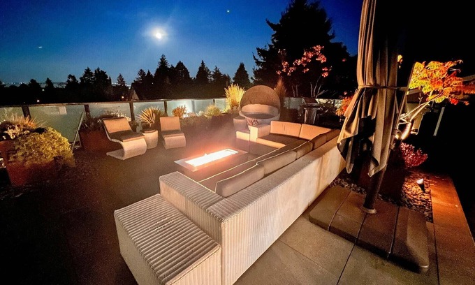 Delta Maison | Newly Renovated Home w/In-Door Pool, Sauna, Outdoor Jacuzzi, Gym & more!