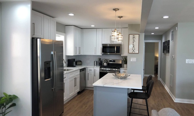 Roseland Maison | Newly renovated modern retreat just blocks from I-94