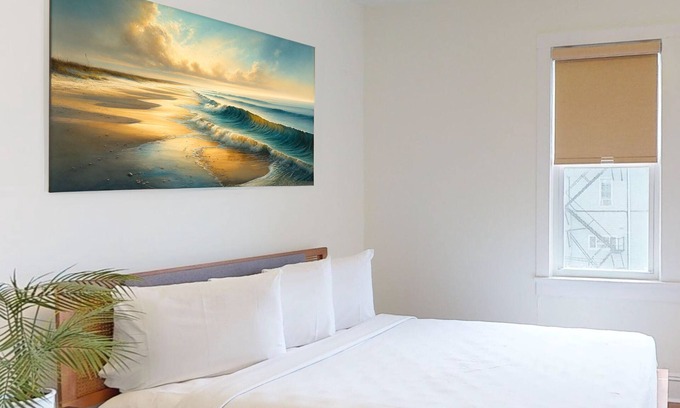 North End Hôtel | Newly Renovated Room with Queen Bed