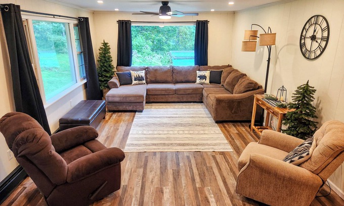 Penfield Cabine | Newly Renovated- Rustic Cabin with Modern Amenities in Penfield -Near Elk County