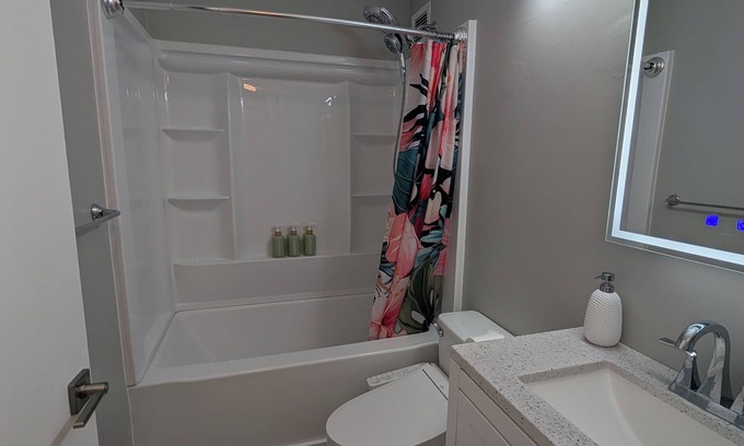 Waikiki Appartement | Newly renovated, secure, 2-bedroom apartment in beautiful Waikiki with AC