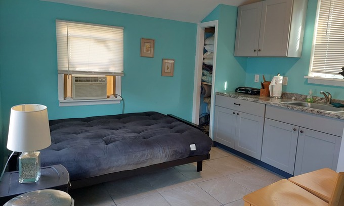 Villas Maison | Newly renovated studio bungalow one blck walking distance from the Delaware Bay