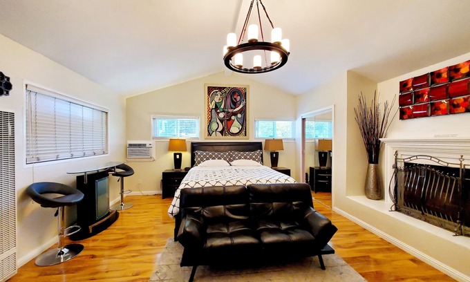 Oak Park Maison | Newly Renovated Stylish Guest Suite with Exterior Entrance