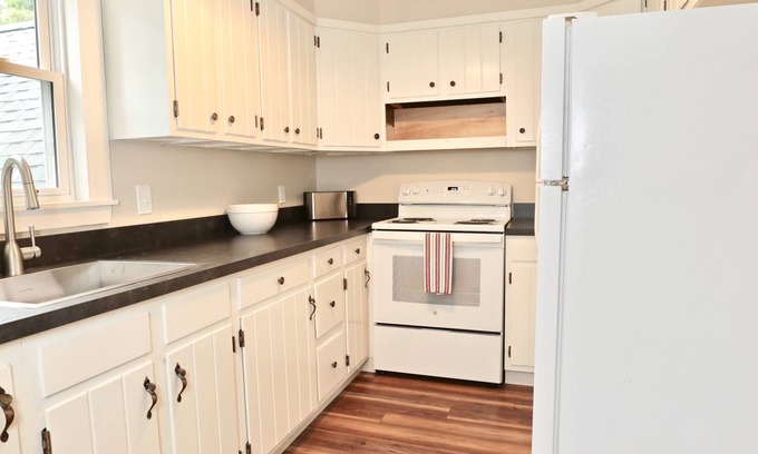 West Boothbay Harbor Maison | Newly Renovated Upstairs Apartment in 1790's Sea Captain's House on Deckers Cove
