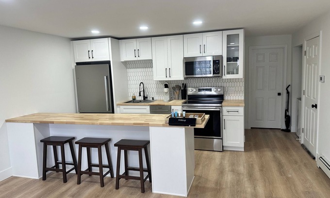 Medway Appartement | Newly Renovated Upstairs Apartment in Medway
