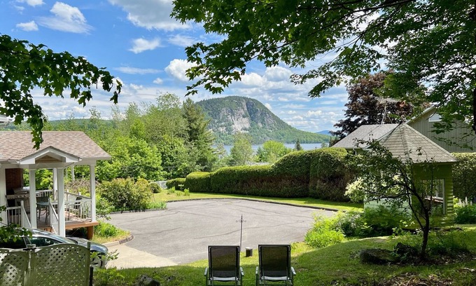 Coaticook Maison | Newly renovated villa with magnificent views, spa & beach