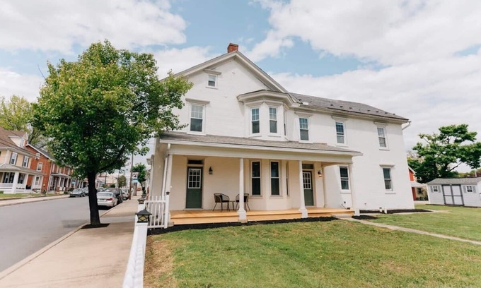 Mount Joy Maison | Newly Renovated, Vintage Inspired, Large 4 BR Home