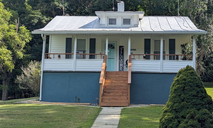 Eagle Rock Autre | Newly restored farmhouse in Eagle Rock, VA with WiFi, Fire TV, mountain views.