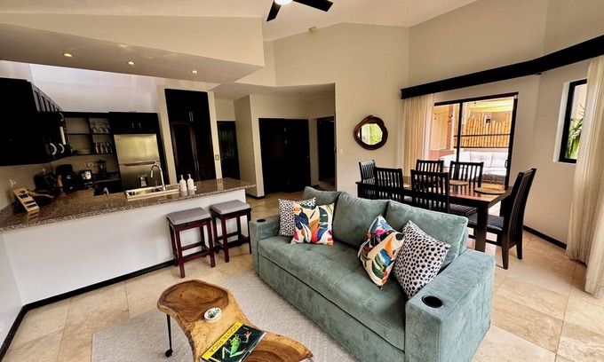 El Ocotal Copropriété | Newly Updated 2-bedroom condo in charming Playa Ocotal with AC, WiFi, 2 King bed