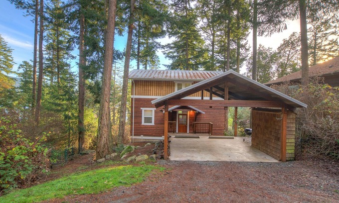 Eastsound Cabine | Newly Updated Cottage with Hot Tub, 2 fireplaces, fire pit