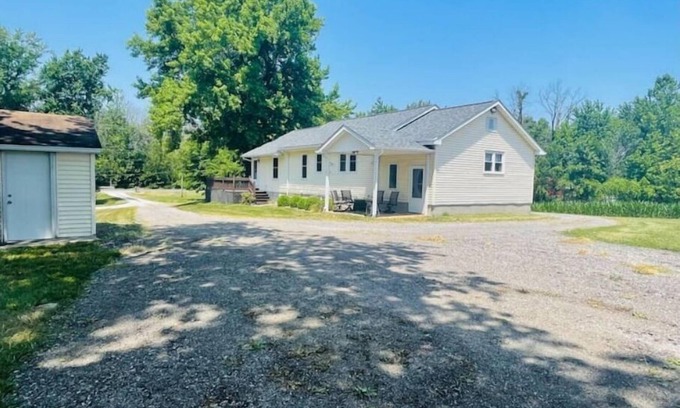 Scheller Maison | Newly updated country home boasts comfort & relaxation, near DuQuoin Fairgrounds