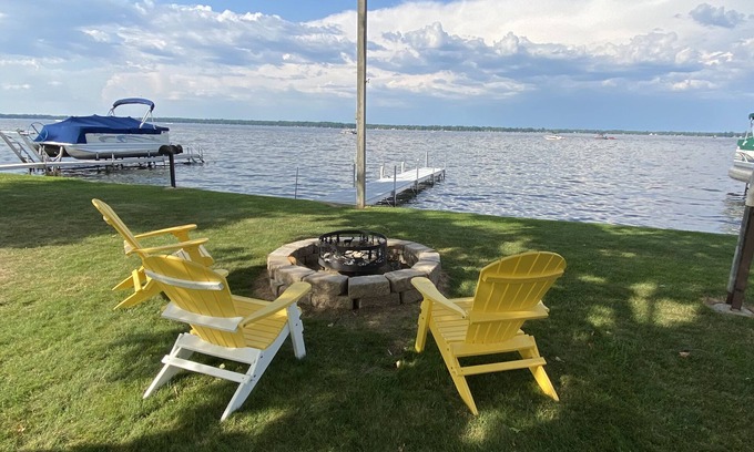 Prudenville Maison | Newly updated Lakefront Houghton Lake home - close to popular sandbar.