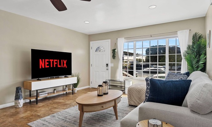Balboa Peninsula Maison | Newport Beach Balboa Peninsula 2BR King Bed Wifi Steps to Sand Beach Gear