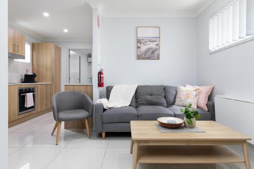 Rocklea Appartement | Next to a Disk Golf Course! Shops! AirCon! 339F1