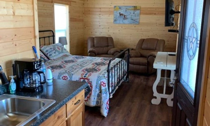 Hamilton Cabine | Next to Circle T Cabin 9