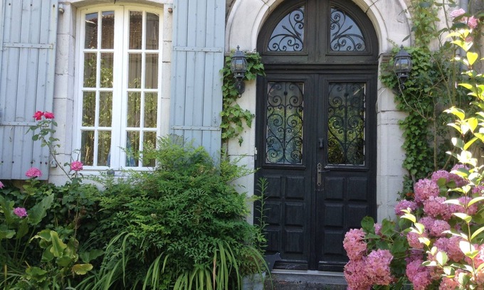 Salies-de-Bearn Maison | En suite set of flats first floor of a charming and central historical house