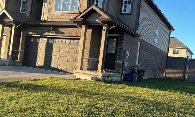 Thorold Maison | Niagara Getaway 4bdrm, 4bths. 18 min to Falls. 'Isla Paraiso Verde'