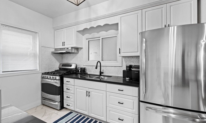 Niagara Falls Maison | Niagara house with a heated pool and hot tub.