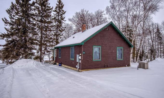 Rangeley Plantation Cabine | Niboban Cabin 5 right on Rangeley Lake with a screened porch, fire pit, hammock, WiFi and dock!