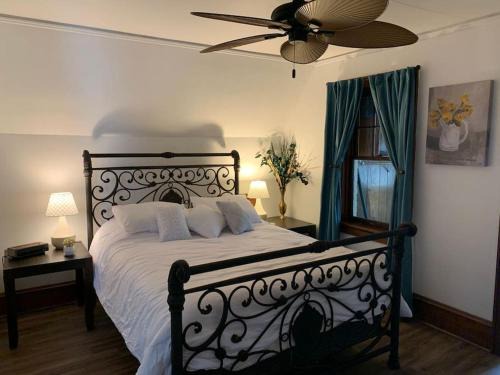 West Allis Appartement | Nice 1 BR Apt, WIFI & Office, Near State Fair
