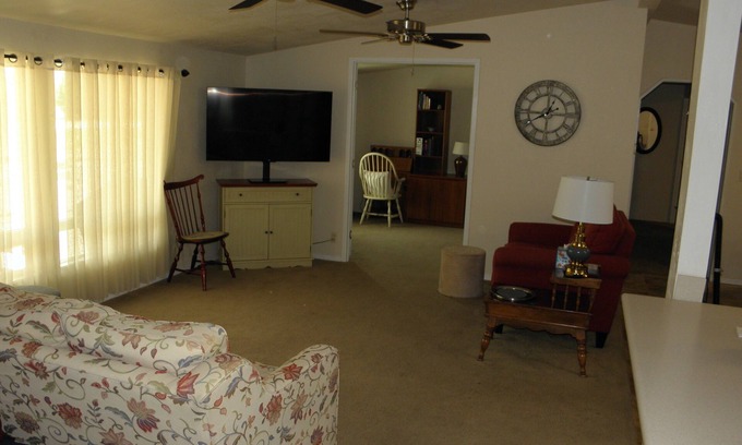 Black Horse Maison | Nice 3-bedroom Home with AC in Catalina