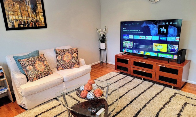 Herndon Maison | Nice 4-bedroom townhome with WiFi, Parking in charming Herndon
