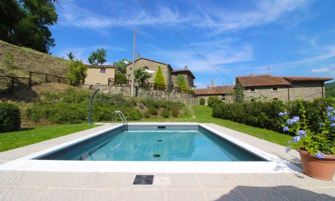 Pieve di Chio Appartement | Confortable appartement pour 4 personnes avec WIFI, piscine privée, TV et animaux admis