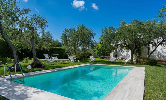 Monade Santa Lucia Villa | Agréable appartement dans une maison de vacances avec piscine, WIFI, TV, patio, vue panoramique