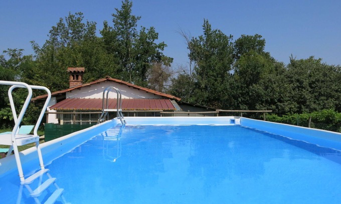 San Damiano dʼAsti Villa | Confortable appartement dans une maison de vacances avec piscine, WIFI, TV, patio et animaux admis