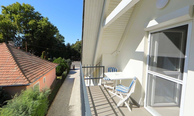 Balatonszemes Appartement | Joli appartement pour 4 personnes avec climatisation, WIFI, TV, patio et parking