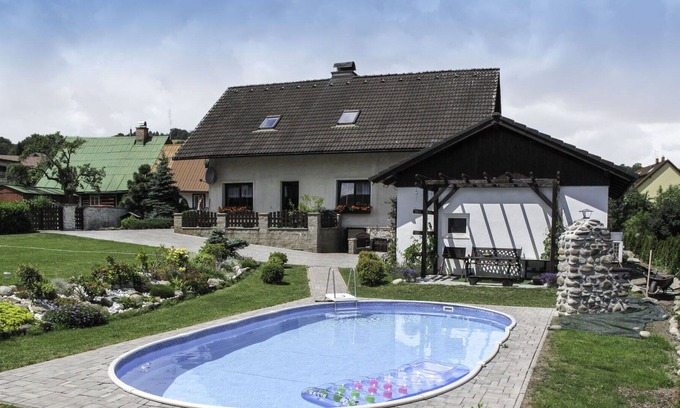 Vrchlabi Appartement | Bel appartement pour 4 personnes avec WIFI, piscine privée, TV et parking