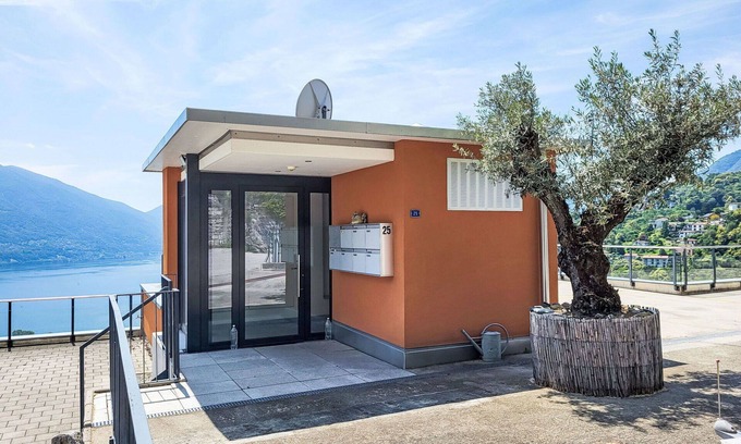 Gordola Appartement | Nice apartment for 4 people with patio, pets allowed, panoramic view and parking
