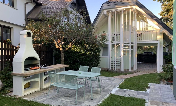 Lesce Appartement | Confortable appartement pour 4 personnes avec climatisation, piscine, WIFI, TV et patio