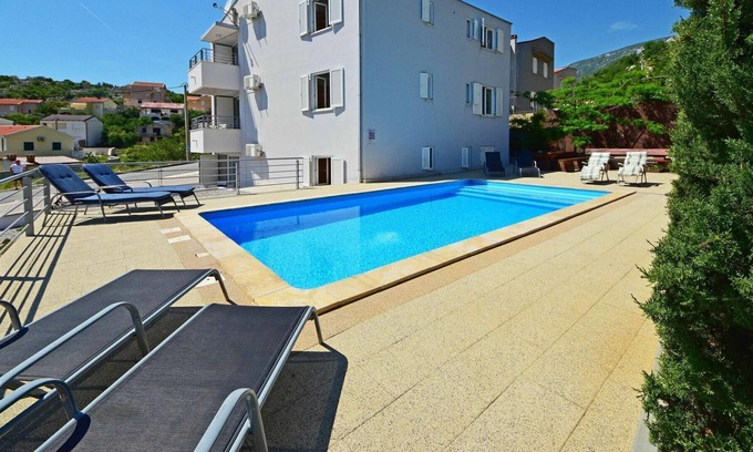 Ribarica Appartement | Confortable appartement avec WIFI, piscine, climatisation, TV, balcon, animaux admis et parking