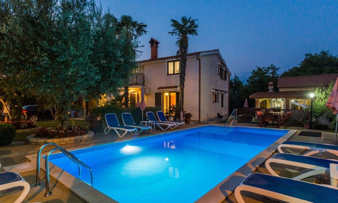 Vrznaveri Appartement | Joli appartement avec WIFI, climatisation, piscine, TV, terrasse et animaux admis