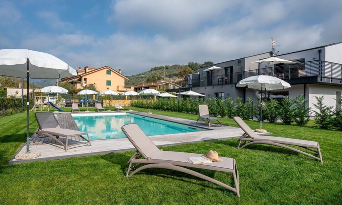Caramagna Ligure Appartement | Confortable appartement avec piscine, WIFI, climatisation, TV, terrasse et animaux admis