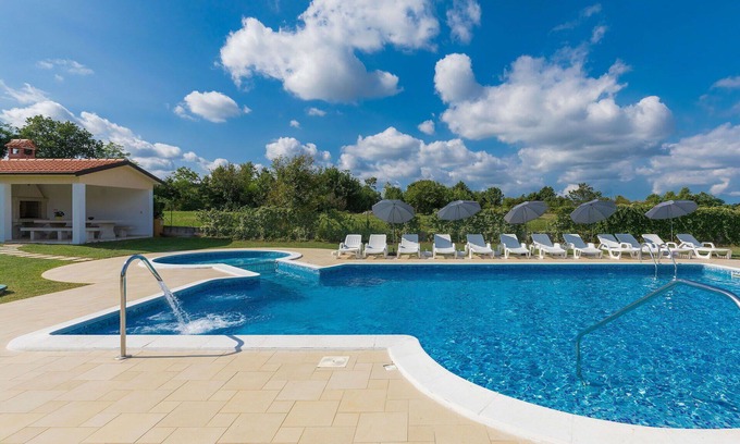 Debeljuhi Appartement | Bel appartement pour 7 personnes avec climatisation, piscine, WIFI, TV et balcon