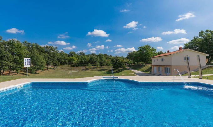 Debeljuhi Appartement | Bel appartement pour 8 personnes avec climatisation, WIFI, piscine, TV, terrasse et parking