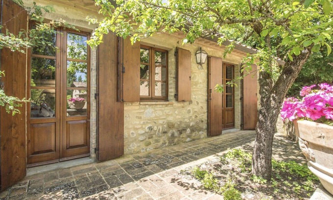 Umbertide Villa | Bel appartement dans une maison de vacances avec WIFI, climatisation, piscine, TV, véranda