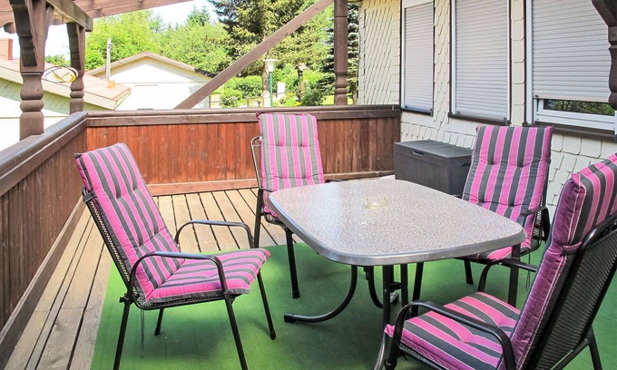 Steinbach-Hallenberg Maison | Bel appartement dans une maison de vacances pour 4 personnes avec WIFI, TV et patio