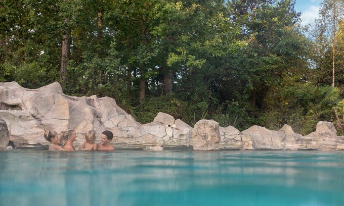 Pullay Maison | Agréable appartement dans une maison de vacances avec WIFI, piscine, bain à remous, TV et parking