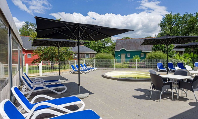 Saumur Maison | Bel appartement dans une maison de vacances avec piscine, internet, TV, terrasse et animaux admis