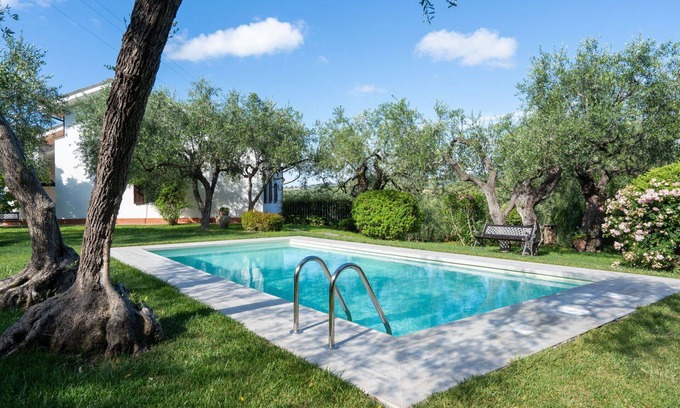 Monade Santa Lucia Villa | Bel appartement dans une maison de vacances avec climatisation, piscine, WIFI, TV, patio