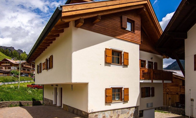 San Giovanni di Fassa Maison | Joli appartement pour 8 personnes avec WIFI, TV, balcon, animaux admis et parking