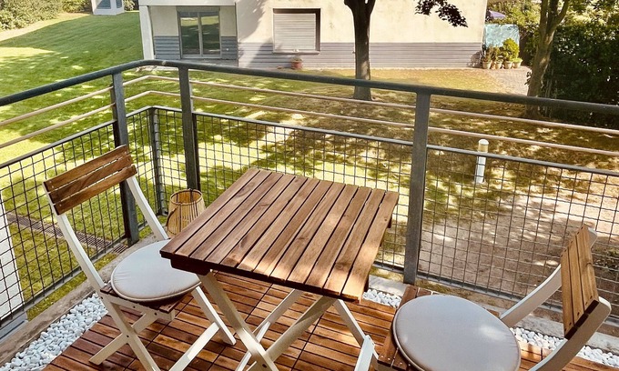 Schoenefeld Appartement | Nice apartment with balcony near the airport