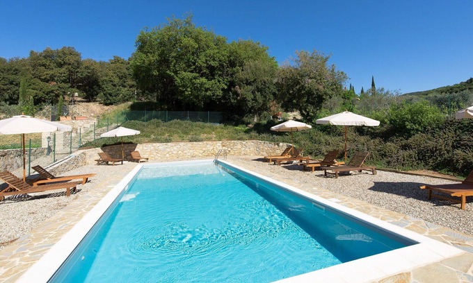 Villa A Sesta Appartement | Appartement avec WIFI, piscine, climatisation, TV, patio, vue panoramique, parking, près de Sienne